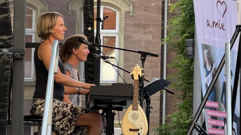 Anne Miebach und Nadine Brokmann sorgen als Duo "a.mie" f&uuml;r beste Unterhaltung auf dem Marktplatz. - &copy; Sandra Castrup