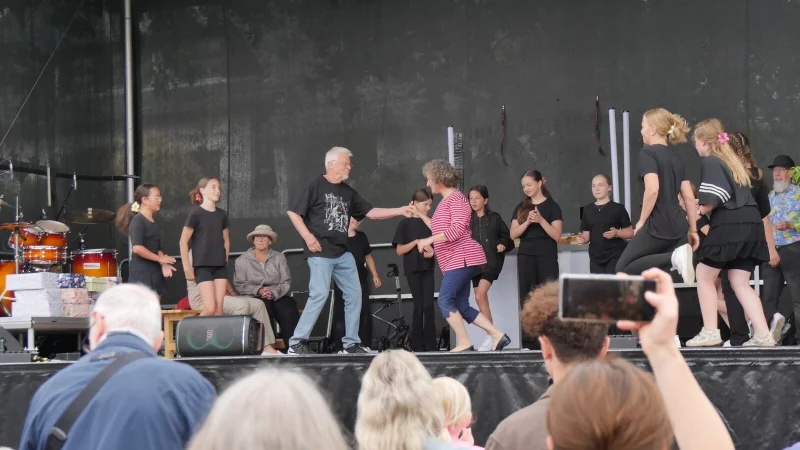 Zu Elvis Presleys "Jailhous Rock" legten Andrea und Wolfgang MacGregor eine kesse Sohle aufs Parkett. Die F&uuml;nft- und Sechstkl&auml;sslerinnen der Tanz-AG der Realschule zeigten sp&auml;ter auch noch ihr K&ouml;nnen. - &copy; Jost Wolf