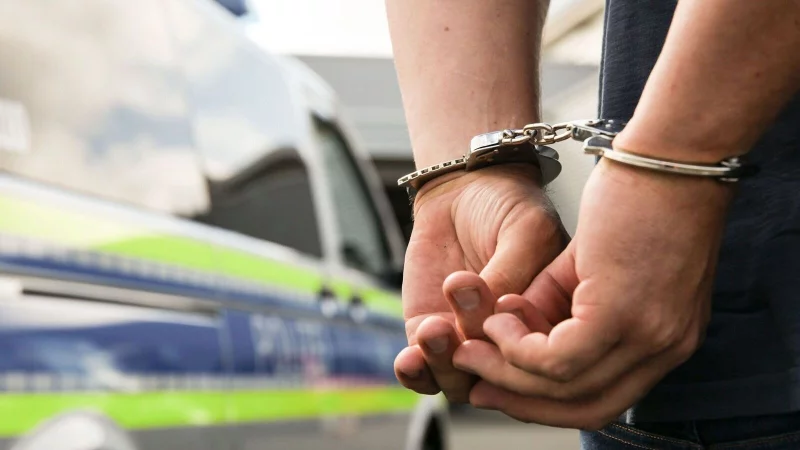 Die Polizei schnappt zwei Jugendliche nach einem schweren Diebstahl. - &copy; picture alliance / Fotostand