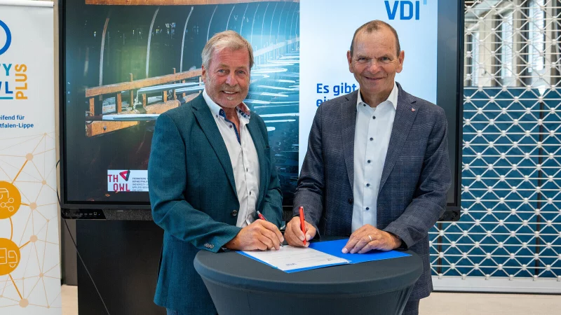 Professor Dr. Jürgen Krahl, Präsident der TH OWL (r.), und Klaus Meyer,
Vorsitzender des VDI OWL (l.), besiegeln beim 16. ing.meet.ing ihre künftige
Zusammenarbeit mit einer Kooperationsvereinbarung. - © TH OWL