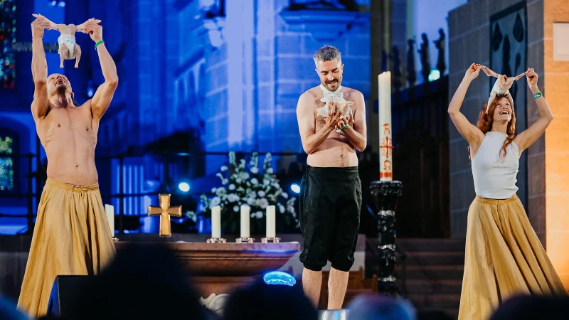 F&uuml;r Aufregung sorgt eine Performance der Gruppe Bodytalk im ?Altarbereich des Paderborner Doms. - &copy; Besim Mazhiqi