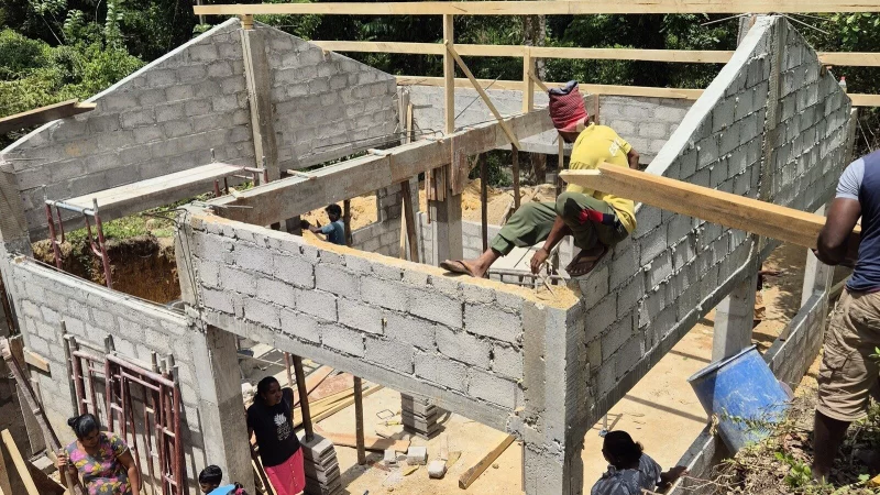 Beim Neubau des Kindergartens von Wathurawela hilft das ganze Dorf mit. - © Norbert Klöpper