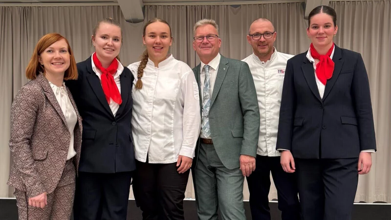 DEHOGA-Lippe-Pr&auml;sident Holger Lemke (3. von rechts) mit den erfolgreichen Auszubildenden Lina Wattenberg (2. von links), Ruth Schimanski (3. von links) und Vivian Steinmair (rechts) sowie den Mannschaftsbegleitern Anna Katharina Lemke (links) und Arnaud Brun (2. von rechts). - &copy; DEHOGA