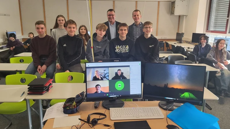 Sichtlich guter Laune sind die Beteiligten des Projekts "Stratofilms 2.0". - &copy; ZDI-Zentrum Lippe MINT