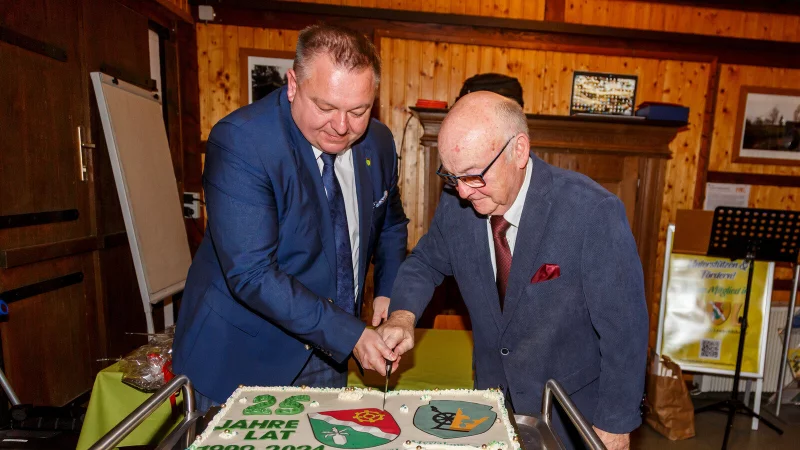 Schneiden gemeinsam den Jubil&auml;umskuchen an: Michal Orman, B&uuml;rgermeister der Gemeinde Myslakowice, (l.) und Klaus Fiedler, stellvertretender B&uuml;rgermeister der Gemeinde Leopoldh&ouml;he. - &copy; Stefan Diestelhorst