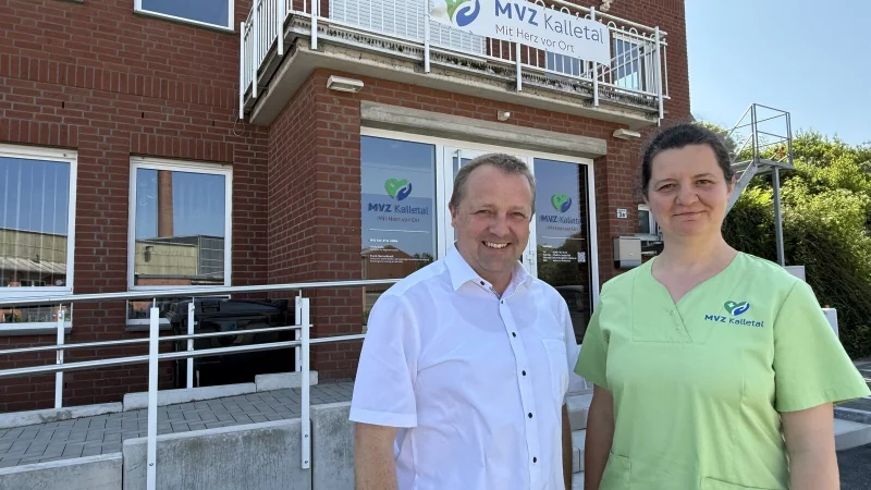 Bürgermeister Mario Hecker und die ärztliche Leiterin Imola Kalló vor dem MVZ Kalletal. - © Archivfoto: Carolin Nieder-Entgelmeier