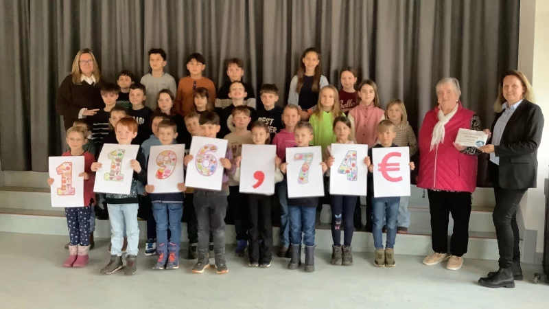 Die Sch&uuml;lerinnen und Sch&uuml;ler der Grundschule Asemissen pr&auml;sentieren die Rekordsumme von 1196,74 Euro, die sie w&auml;hrend der Weihnachtsaktion Rote S&auml;ckchen gesammelt haben. - &copy; Manuela Knoche