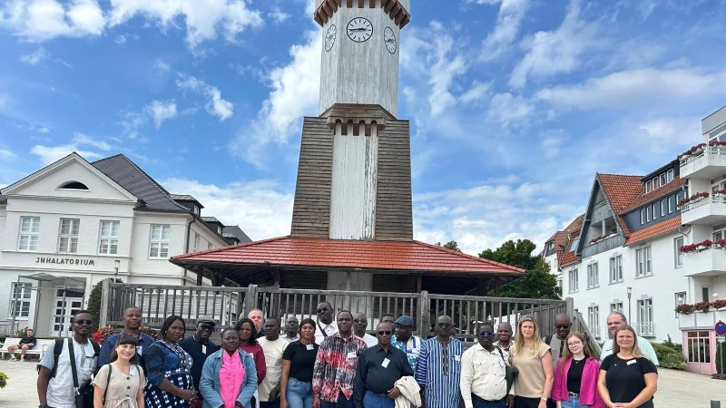 Afrika meets Bad Salzuflen: im Rahmen des „OWL Afrofestivals 2025“ hat eine Delegation aus dem westafrikanischen Burkina Faso die Kurstadt besucht. Ein Programmpunkt war die Besichtigung des Uhrenturm-Gradierwerkes. - © Stadt Bad Salzuflen
