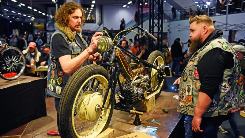 Bei der Custombike Show in den Messehallen Bad Salzuflen blieben f&uuml;r Fans der Motorradkultur keine W&uuml;nsche offen. - &copy; Nicole Ellerbrake