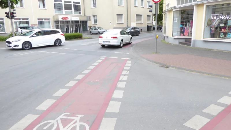 Der ADFC Lippe kritisiert die Radverkehrsf&uuml;hrung an der Kreuzung Hermannstra&szlig;e/F&uuml;rstengartenstra&szlig;e in Detmold. - &copy; Werner Kloppmann/ADFC Lippe