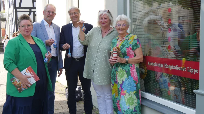 Manuela Vicky Sieker (geschäftsführende Koordinatorin Hospizdienst Lippe, von links), Axel Martens (Vorstand Rotary Detmold-Blomberg), Stefan Karsch (Präsident Rotary Detmold-Blomberg), Ute Kiel (Trauerbegleiterin beim Hospizdienst Lippe) und Waltraud Gomm (Vorstand und Trauerbegleiterin Hospizdienst Lippe). - © Jost Wolf