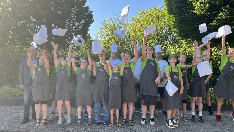 Minik&ouml;che bei der feierlichen Zertifikats&uuml;bergabe in der Industrie- und Handelskammer Lippe zu Detmold mit Martin Raithel, Abteilungsleiter im Bereich Aus- und Weiterbildung/Fachkr&auml;fte (links au&szlig;en). - &copy; IHK Lippe