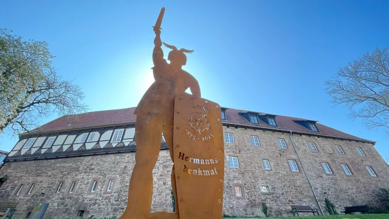 In Blomberg hat der "Hermann" einen schönen Platz im Burggarten bekommen. Jetzt stehen dort zwei Schwertmänner - der Cherusker und Sankt Martin - in schönster Eintracht. - © Hans Kordes
