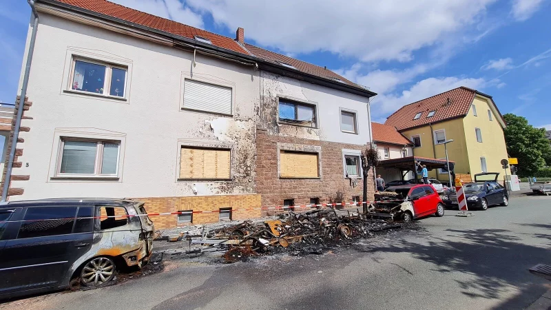 Brandermittler der Kripo haben sich die Lage vor Ort angesehen. Zufällig hat eine Überwachungskamera am Nebenhaus den Moment eingefangen, an dem der Brand ausbrach - von jetzt auf gleich, lichterloh, aber ohne Explosion. - © Marianne Schwarzer