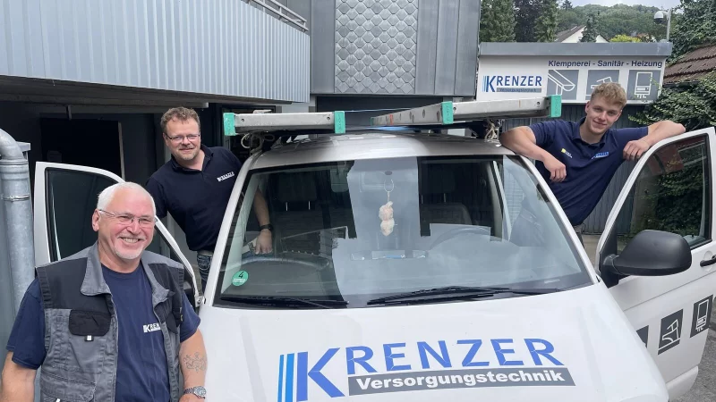 Als Wilhelm Machentanz (vorne) als Azubi in die Firma Krenzer einstieg, war sein heutiger Chef Karsten Krenzer (links hinter ihm) gerade sechs Wochen alt. Wenn es so weitergeht, wird Willi auch den vierten Chef noch erleben, Mattis Krenzer (rechts). - &copy; Silke Buhrmester