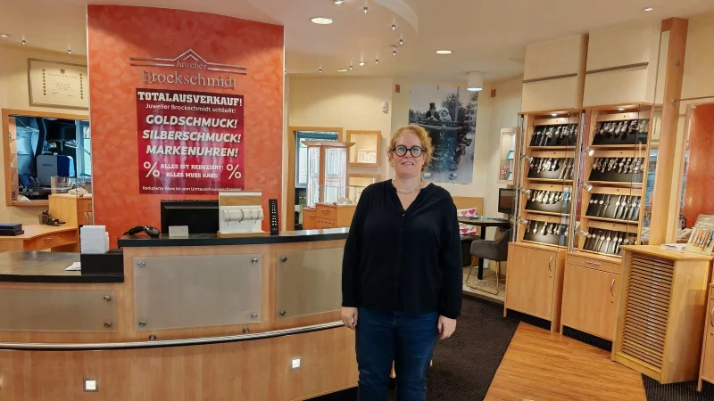 Antje Schulz in ihrem Gesch&auml;ft in der Begastra&szlig;e. Seit einigen Tagen weisen gro&szlig;e Banner auf die Schlie&szlig;ung des Juweliers Brockschmidt hin. - &copy; Jan Christian Pinsch