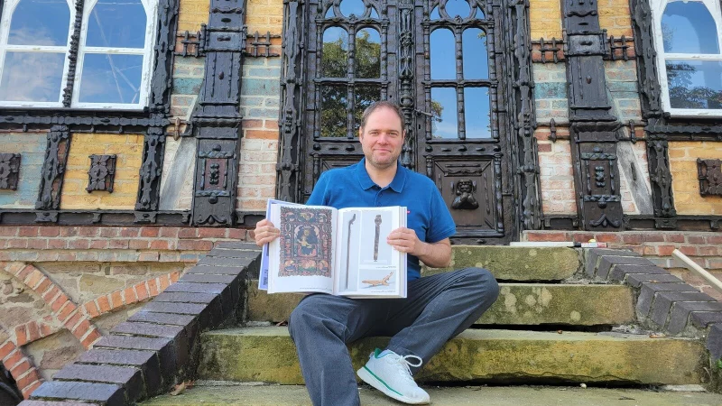Ein Pariser Museum hat Fabian Schröder, der vor dem Junkerhaus in Lemgo sitzt, über das Auftauchen des unbekannten Kunstwerks informiert. - © Vasco Stemmer