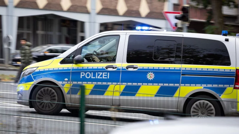 Ein Streifenwagen der Polizei im Einsatz. - &copy; Symbolfoto: Niklas T&uuml;ns