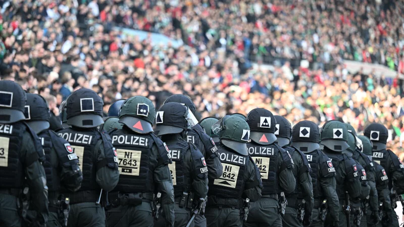 Polizisten stehen im Fußballstadion. In der Saison 2024/25 war die Polizei weniger gefordert als in den vergangenen Jahren. - © picture alliance/dpa
