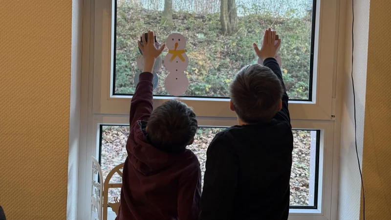 Max und Tim haben auch die Fenster weihnachtlich dekoriert. - &copy; Sandra Castrup