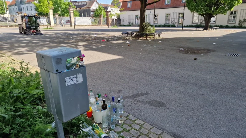 Die Mitarbeiter des Bauhofes haben die Flaschen schon zusammengestellt. Eine Kehrmaschine soll die restlichen Scherben einsammeln und den Schulhof des Engelbert-Kaempfer-Gymnasiums reinigen. - © Nadine Uphoff