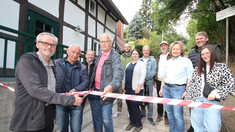 Am Absperrband der renovierten Himmelsleiter in Talle schneiden und stehen (von links) Stefan Pohl von der Gemeindeverwaltung, Uwe Kordfunke (Heimat- und Zieglerverein), B&uuml;rgermeister Mario Hecker, Dieter Hartwig (stellvertretender B&uuml;rgermeister und Vorsitzender Dorfgemeinschaft), Dennis Marx (Bezirksregierung), Leader-Regionalmanagerin Karen Baller, Rainer Dubbert (Vorsitzender Heimat- und Zieglerverein), Andreas Degutsch (Vorsitzender TuS Talle), Pfarrer Thorsten Rosenau, Frank Schr&ouml;der (Firma Galabau Lippe) und Bauleiterin Denise Steffen (Firma Galabau Lippe). - &copy; Jens Rademacher
