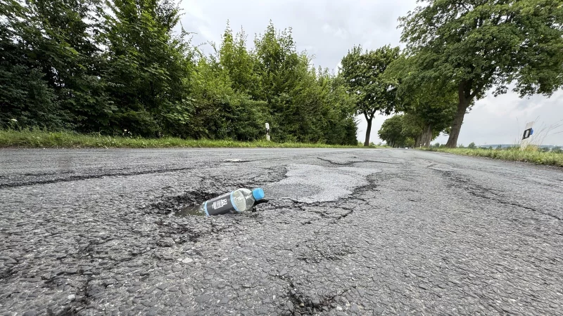 Die Schlaglöcher auf der Lemgoer Straße in Bad Salzuflen sind schon lange ein Ärgernis für viele Autofahrer. - © Sven Kienscherf