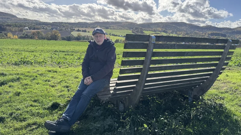 Wolfgang Thevis sch&auml;tzt auf seiner Bank den Weitblick. - &copy; Sandra Castrup
