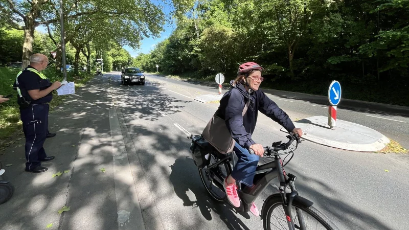 An der Hans-Hinrichs-Straße kontrolliert die Polizei am Donnerstag, ob sich die Autofahrer an das Überholverbot halten. An der Mittelinsel dürfen Radfahrer nicht passiert werden. Sonst wird’s teuer. - © Till Brand