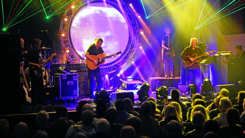 Fast wie das Original: Kings of Floyd machen ihrem gro&szlig;en Vorbild alle Ehre. - &copy; Nicole Ellerbrake