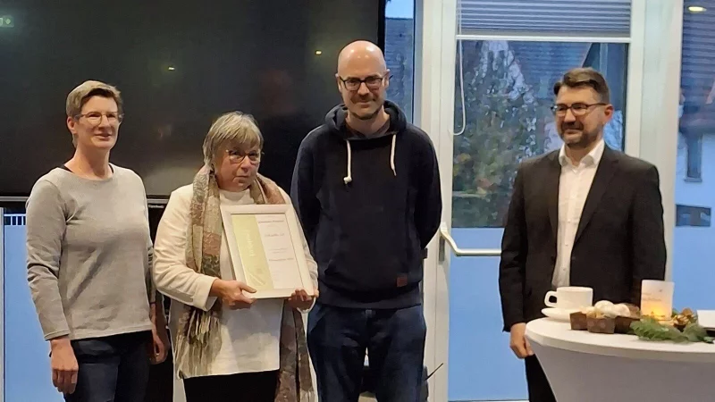 Die Heimatpreissieger vom JuKulEx: (von links) Birgit Drawe, Petra Esch-Hodde und Sebastian Fritzemeier. Bürgermeister Christian Sauter (rechts) übergab die Urkunde. - © Gemeinde Extertal