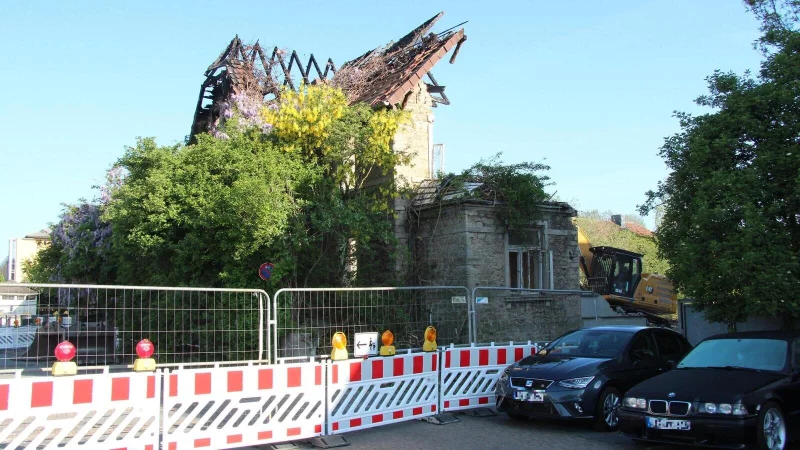 Der Abrissbagger bricht das Gebäude an der Arminstraße von der Rückseite aus ab. - © Jana Beckmann