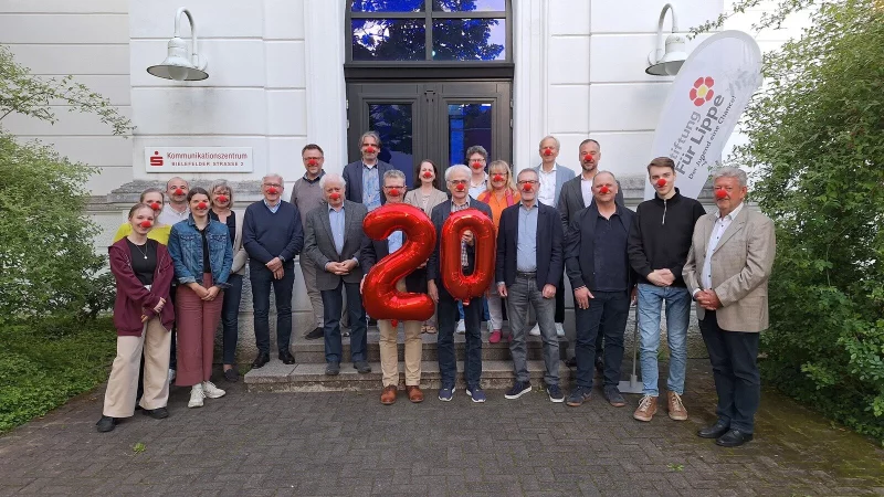 Vorstand, Stiftungsrat, Mitglieder der Stifterversammlung und Projektpartner der Stiftung „Für Lippe“ setzen gemeinsam ein Zeichen für mehr Humor im Kita-Alltag. - © Stiftung Für Lippe