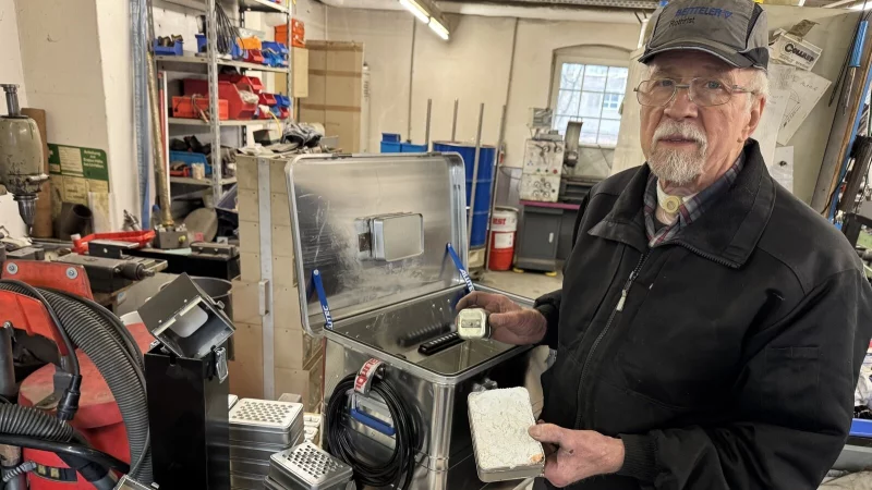 Hilmar Hubbes hat in seiner Werkstatt Prototypen seines Feuerlöschers in unterschiedlichen Größen gebaut. - © Sandra Castrup