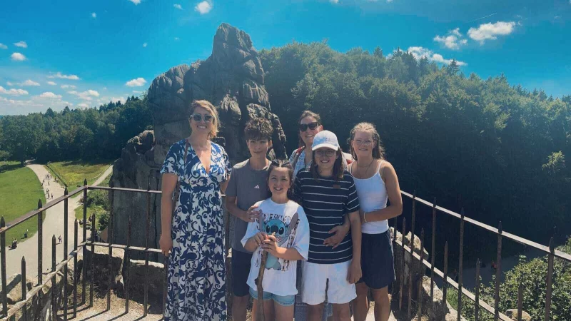 Gemeinsam an den Externsteinen: Aur&eacute;lie Eson (von links), L&eacute;andrin, Soline, Melanie D&ouml;blit, Louis und Lena (15). - &copy; Aur&eacute;lie Eson