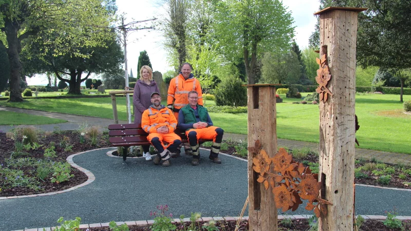 Sylvia B&auml;une (hinten, von links) von der Gemeinde D&ouml;rentrup sowie Landschaftsg&auml;rtner Thomas Gahlert, Sascha Br&uuml;nger (vorne links) und Andreas Depping vom Bauhof an der begehbaren Gemeinschaftsgrabanlage auf dem Friedhof in Bega im Fr&uuml;hjahr vergangenen Jahres. - &copy; Nadine Uphoff (Archivfoto)