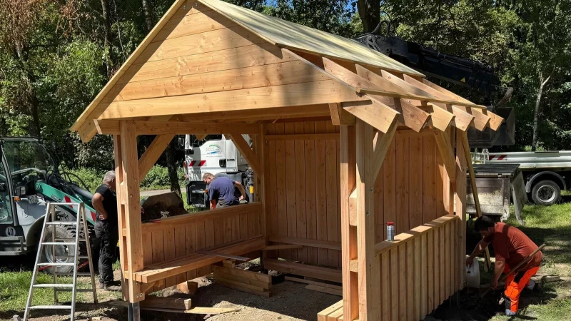 Die Mitarbeiter des Bauhofes haben die neue Birkenhütte aufgebaut. - © Stadt Schieder-Schwalenberg