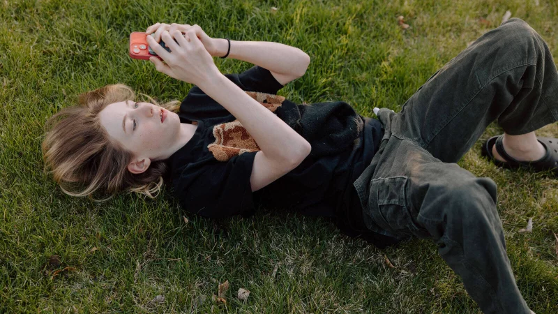 Schulverweigerung ist eines der größten Probleme an NRW-Schulen. Experten sehen als einen Grund auch Soziale Medien. - © IMAGO/Cavan Images