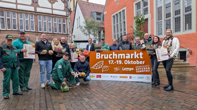 Der bunte Reigen der Sponsoren des Bruchmarktes 2025: Lemgo-Marketing-Interimschefin Rabea Kruel (rechts) hat erneut
Sparkasse Lemgo, Lippische Landesbrandversicherung, Stadtwerke Lemgo, Brasseler, Staatlich Bad Meinberger Mineralbrunnen, Privat-Brauerei Strate, Strangfeld Druck und CTS Reisen als Unterst&uuml;tzer gewinnen k&ouml;nnen. - &copy; Annika Langhagel