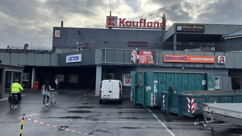 Vor dem Eingang des Kaufland-Geb&auml;udes zeugen Mulden und Absperrb&auml;nder von den laufenden Umbauten im Inneren. - &copy; Jana Beckmann