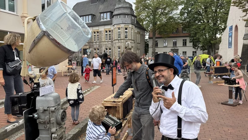 Kemal Aslan (mit Zylinder) hat seine Vintage-Erlebniswelt erstmalig in Lage pr&auml;sentiert und ist damit auf ein Rieseninteresse gesto&szlig;en. - &copy; Sandra Castrup