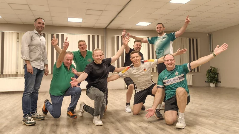 Die Mitglieder des Elferrats proben ihre Shownummer f&uuml;r den Kost&uuml;mball in M&uuml;ssen. - &copy; Vasco Stemmer