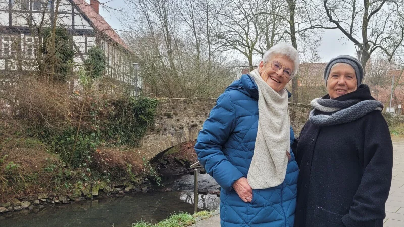 Waltraud Gomm (links) und Elisabeth Burgdorf vom Hospizdienst Lippe sind auch in Lieme immer wieder mit Trauerwanderungen unterwegs. - &copy; Katrin Kantelberg