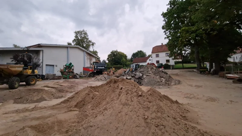 Der Musikschulpavillon wurde bereits im Sommer abgerissen. An seiner Stelle soll die neue Mensa entstehen. Im Hintergrund ist die Sporthalle zu sehen. - © Nadine Uphoff