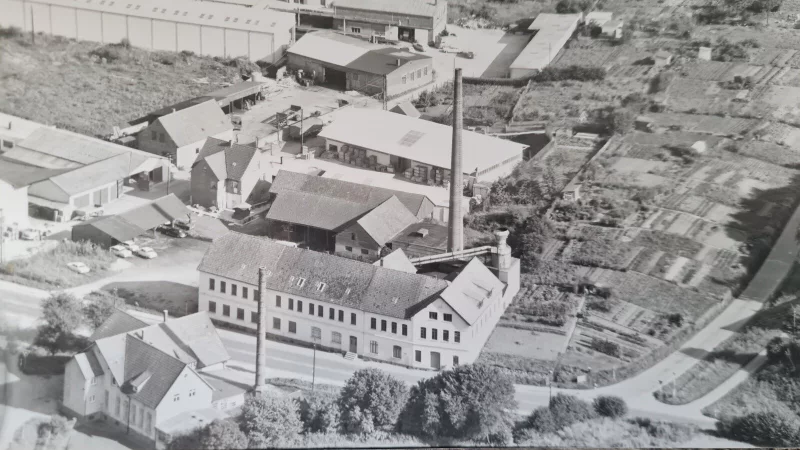 Die ehemalige Stuhlfabrik Ramm&Co, die sich an der heutigen Ampelkreuzung B1 /Feldohlentrup befand, wurde bei Kriegsende zu einem Lager für die ehemaligen Zwangsarbeiterinnen und Zwangsarbeiter sowie Kriegsgefangenen umfunktioniert. Etwa 800 Menschen waren hier untergebracht. - © Fotorechte: Stadtarchiv/Repro: Marianne Schwarzer