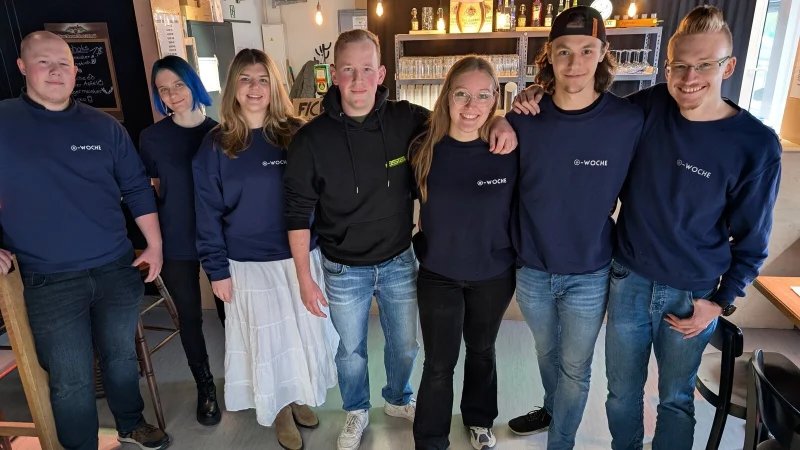 Bierpong-Turnier, Kostümparty, Stadt-Rallye und Kneipentour: Wochenlang haben Phillip Beckmann (4. v.li.) und Clara Sofia Caparros Dorneich (3. v.re.) mit ihrem Team die Events der "O-Woche" vorbereitet. - © Annika Langhagel