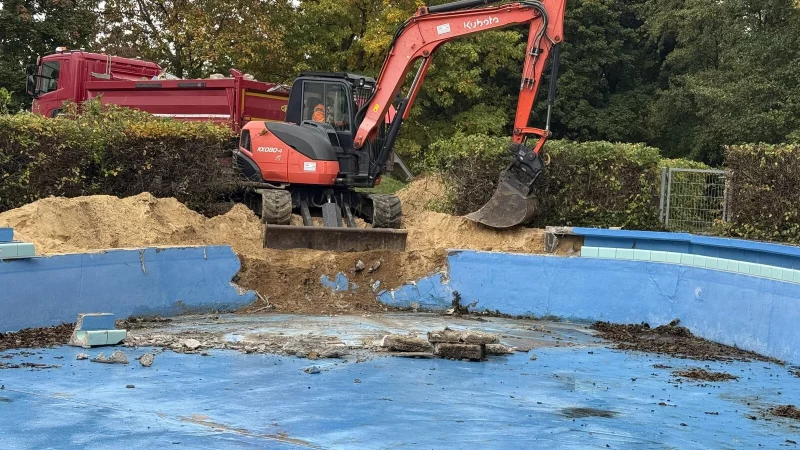 Der Bagger frisst sich durch den Beton und enfernt fachgerecht das marode Schwimmbecken. - © Sandra Castrup