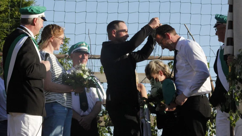 Brakelsiek hat einen neuen Schützenkönig: Mit einem lachendem und einem weinenden Auge überreichte der scheidende König Falk Strunk dem neuen Regenten Björn Müller den Königsorden. - © Juliana Szabo