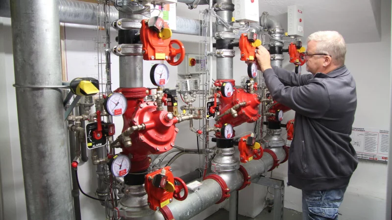 Haustechnikleiter Peter Niewald macht eine Sichtpr&uuml;fung an der L&ouml;schanlange. - &copy; Jana Beckmann
