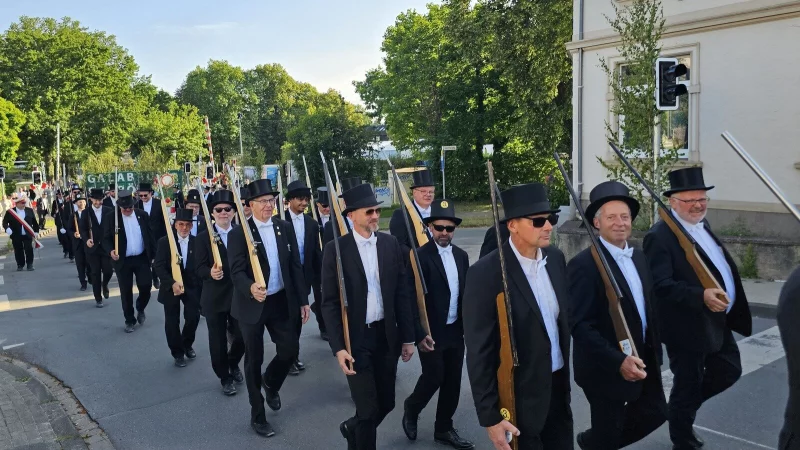 Startschuss für das Schützenfest - 309 Mitglieder der Schützengilde der Stadt Lage von 1509 marschieren zum Ehrenmal. Dort gibt es den großen Zapfenstreich. - © Astrid Sewing
